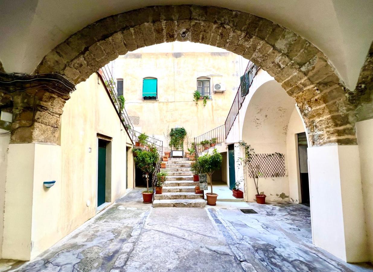 Bed and Breakfast Cortile Umberto I Чефалу Экстерьер фото