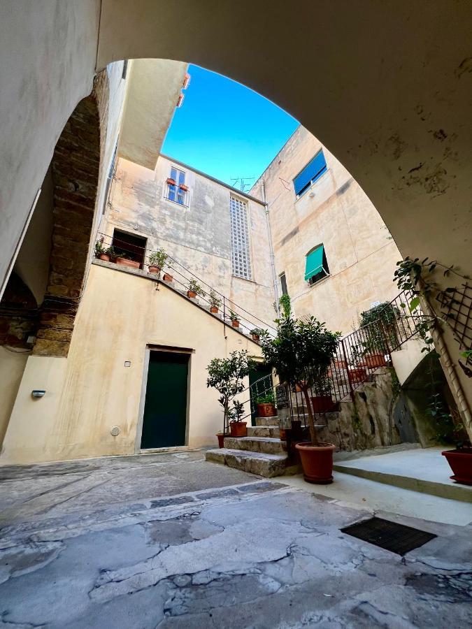 Bed and Breakfast Cortile Umberto I Чефалу Экстерьер фото