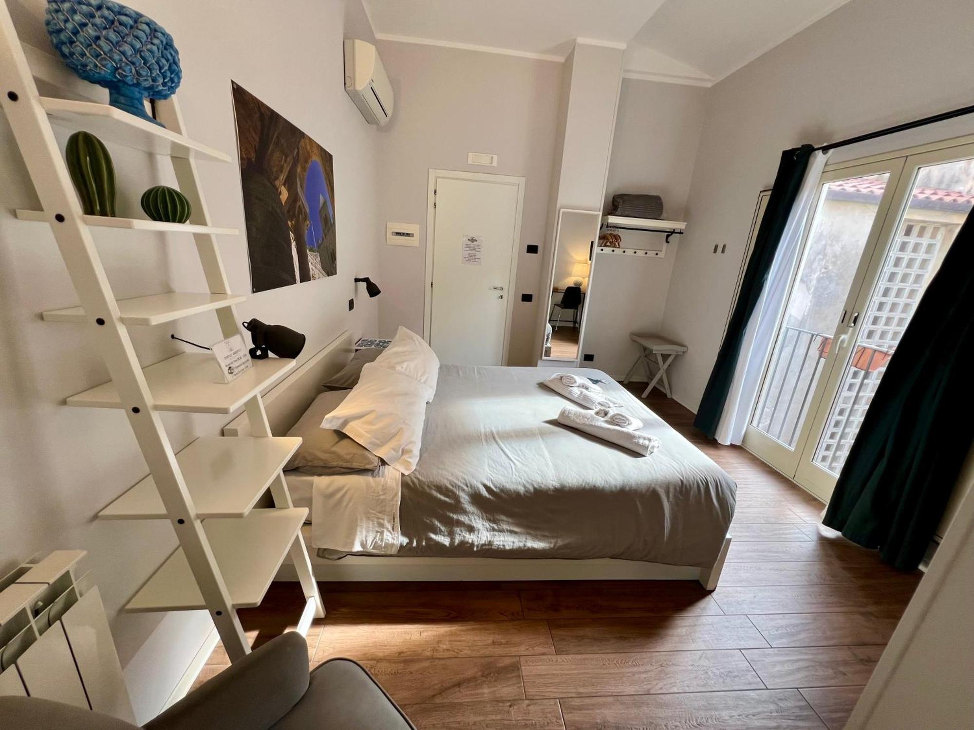 Bed and Breakfast Cortile Umberto I Чефалу Экстерьер фото